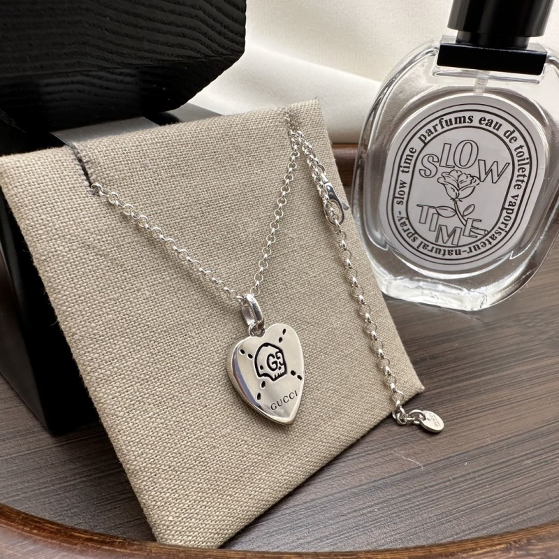 G*u*i necklaces